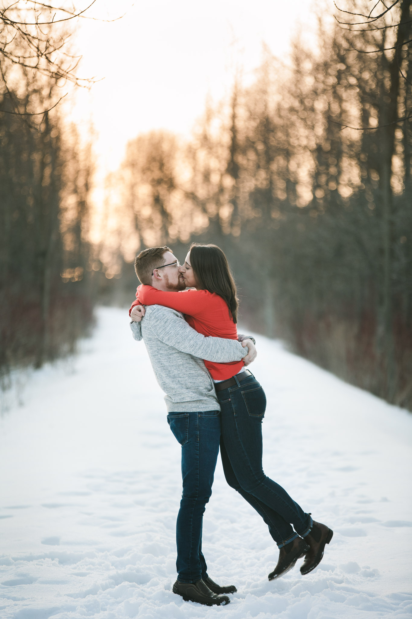 kissing engagement photos